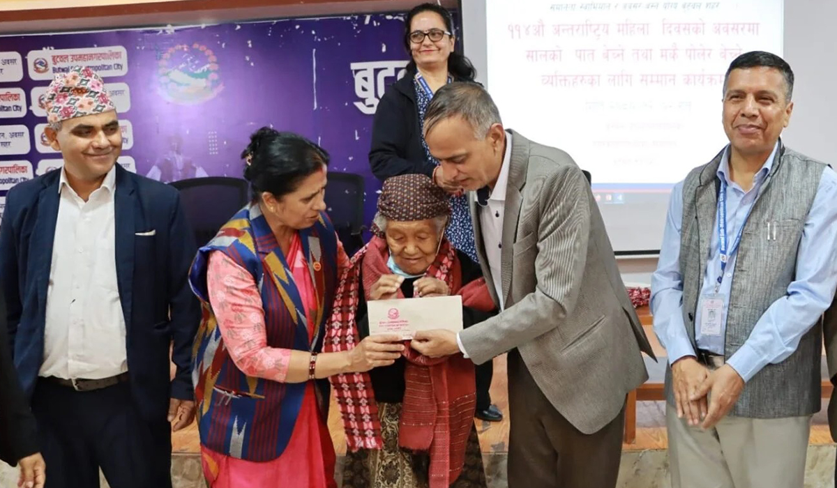 मकै पोल्ने र सालको पात बेच्नेलाई बुटवल उपमहानगरको सहयोग